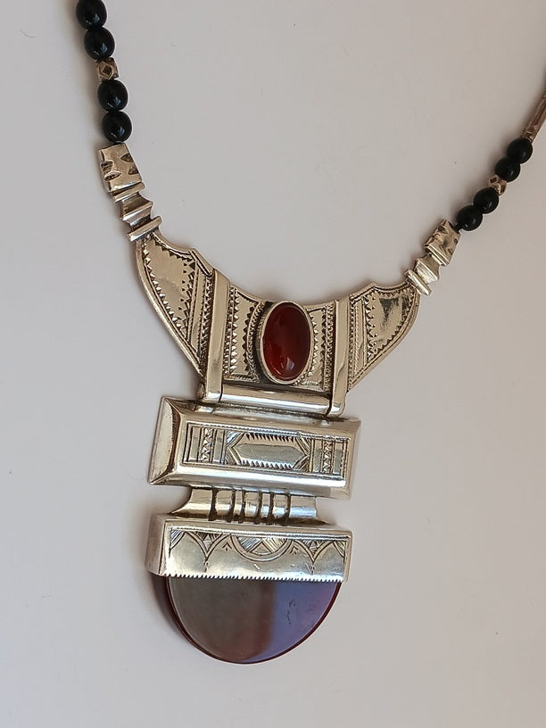 Tuareg necklace in silver and agate stone