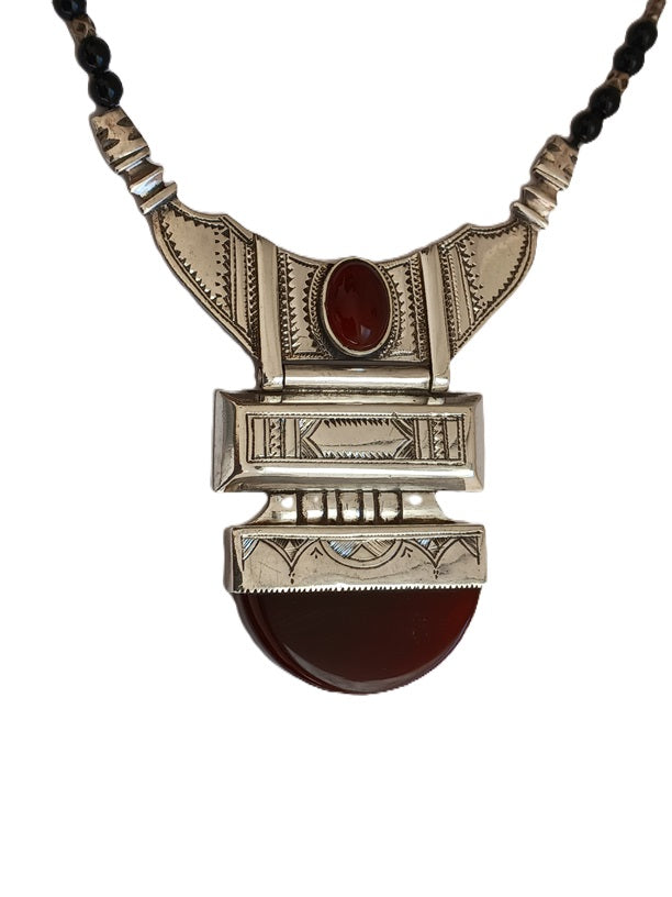 Tuareg necklace in silver and agate stone