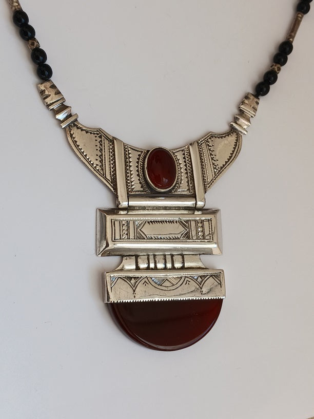 Tuareg necklace in silver and agate stone