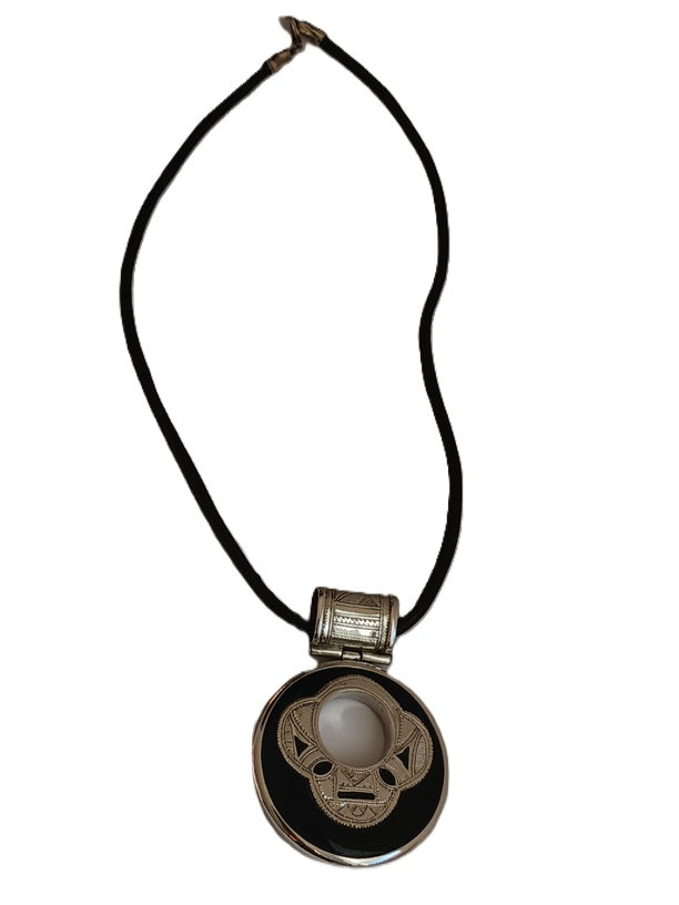 Tuareg necklace in silver and agate stone