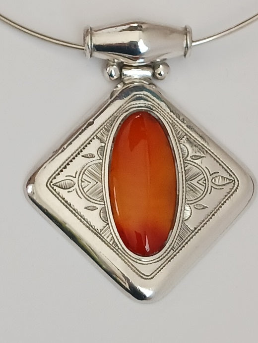 Tuareg necklace in silver and agate stone