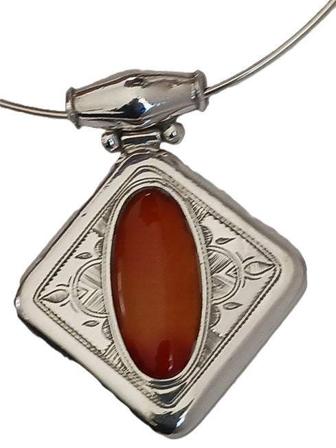Collier touareg en argent et pierre agate