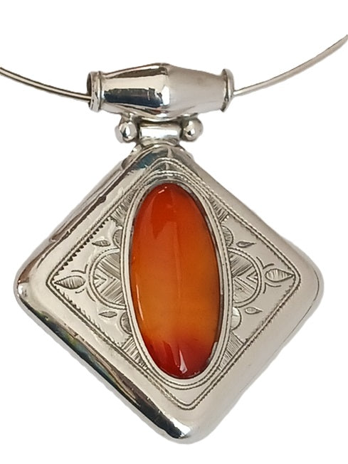 Tuareg necklace in silver and agate stone