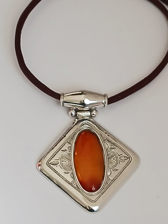 Tuareg necklace in silver and agate stone
