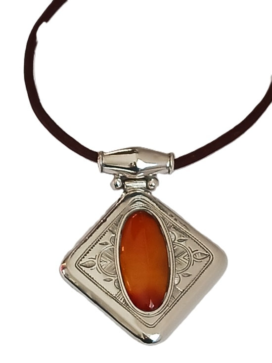 Tuareg necklace in silver and agate stone