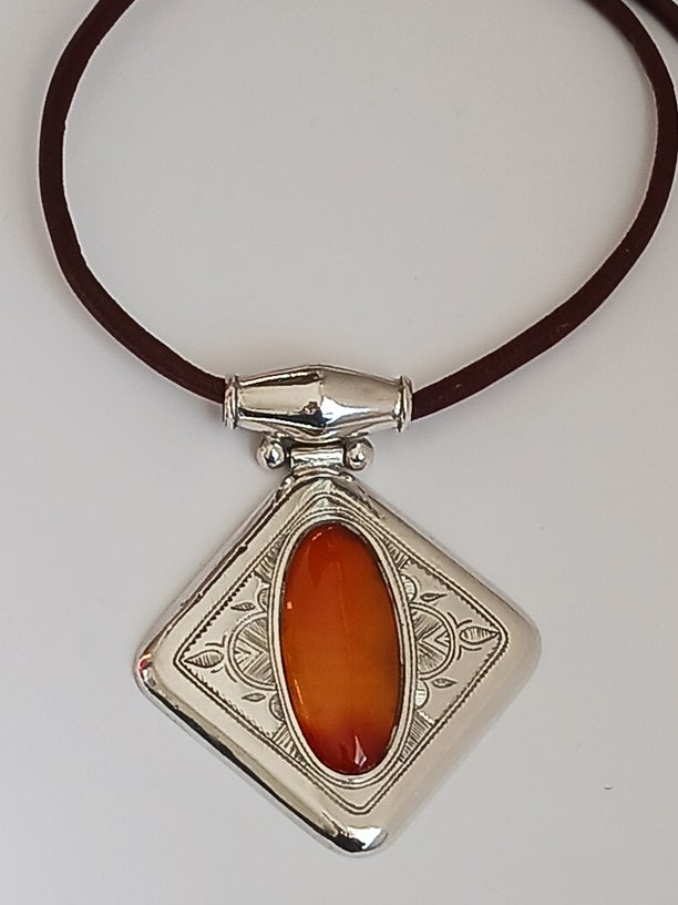Tuareg necklace in silver and agate stone
