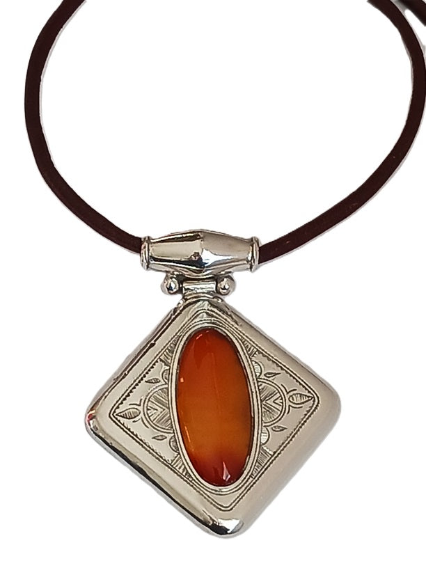 Tuareg necklace in silver and agate stone