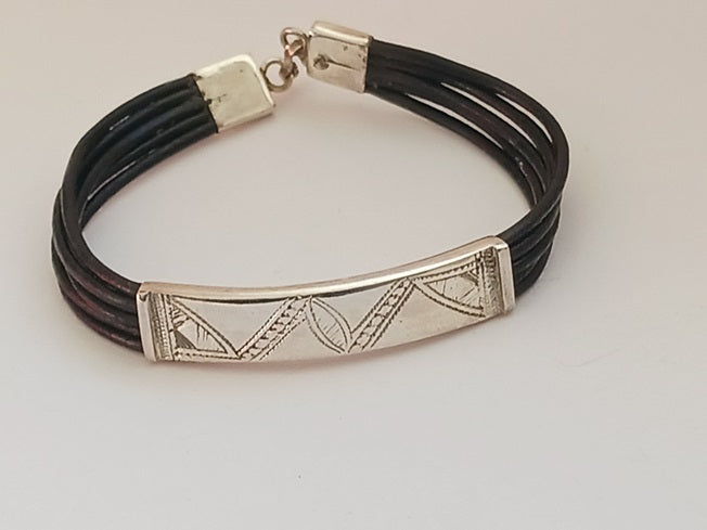 Bracelet touareg en argent avec des cordons en cuir