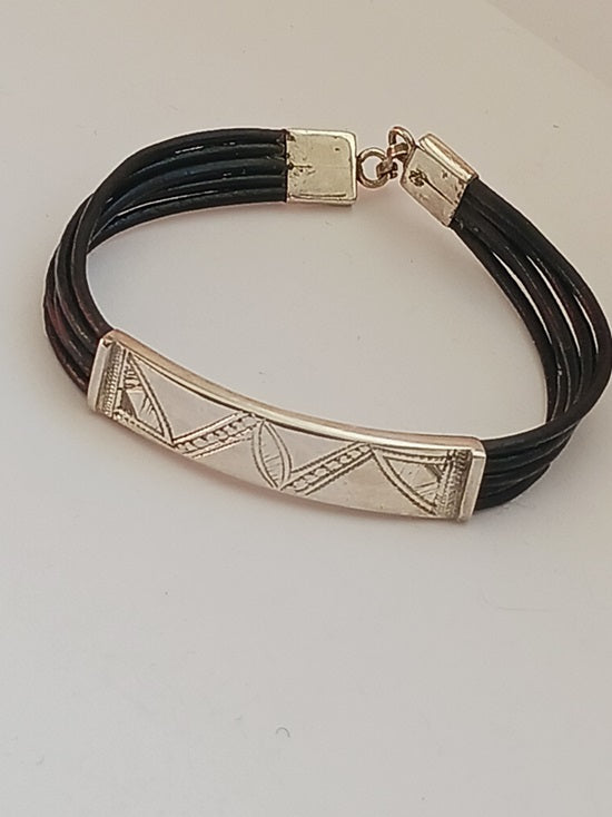 Bracelet touareg en argent avec des cordons en cuir