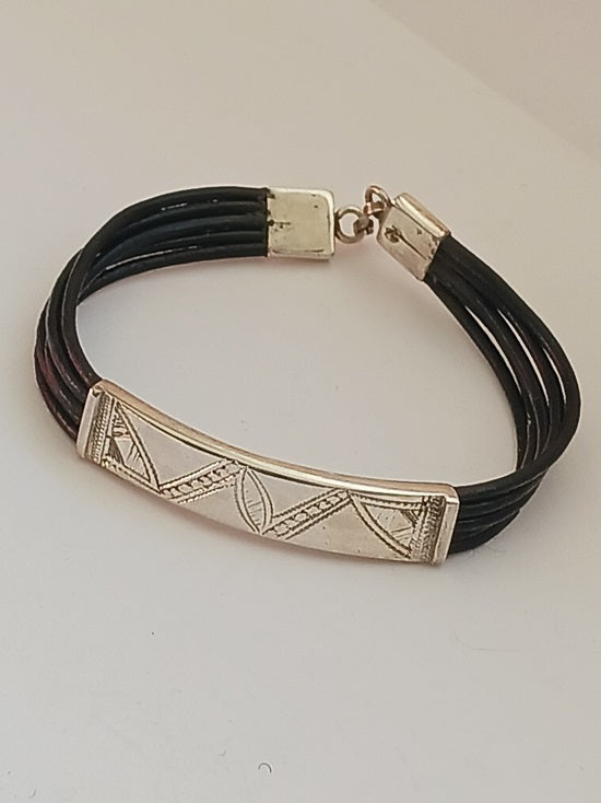 Bracelet touareg en argent avec des cordons en cuir