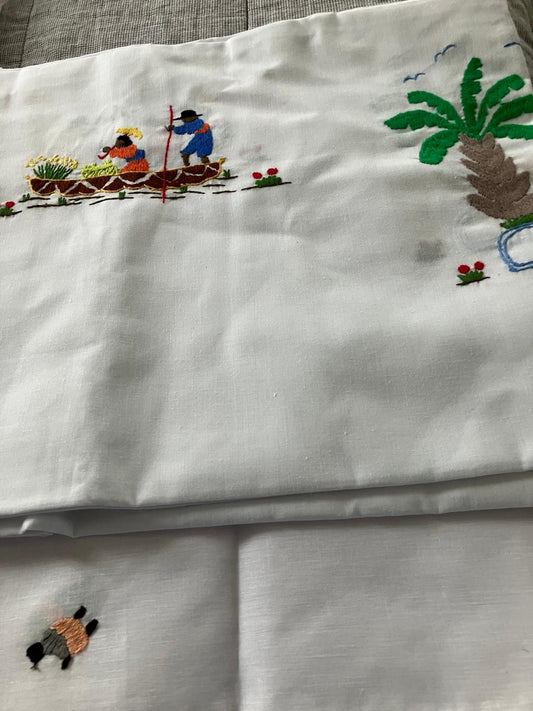Nappe de table + 6 serviettes 100% coton brodée à la main