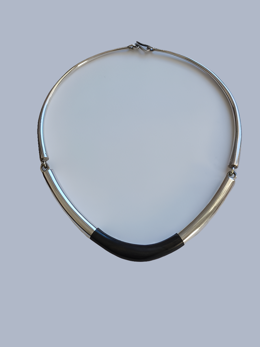 Collier touareg en argent ciselé et bois d'ébène