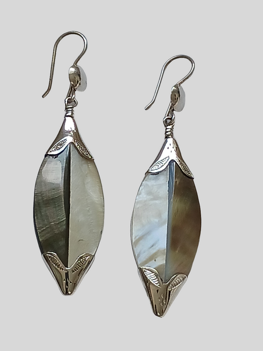 Boucles d'oreilles touareg en argent ciselé et nacre