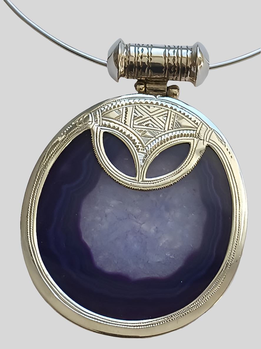 Collier Touareg en argent ciselé et pierre agate