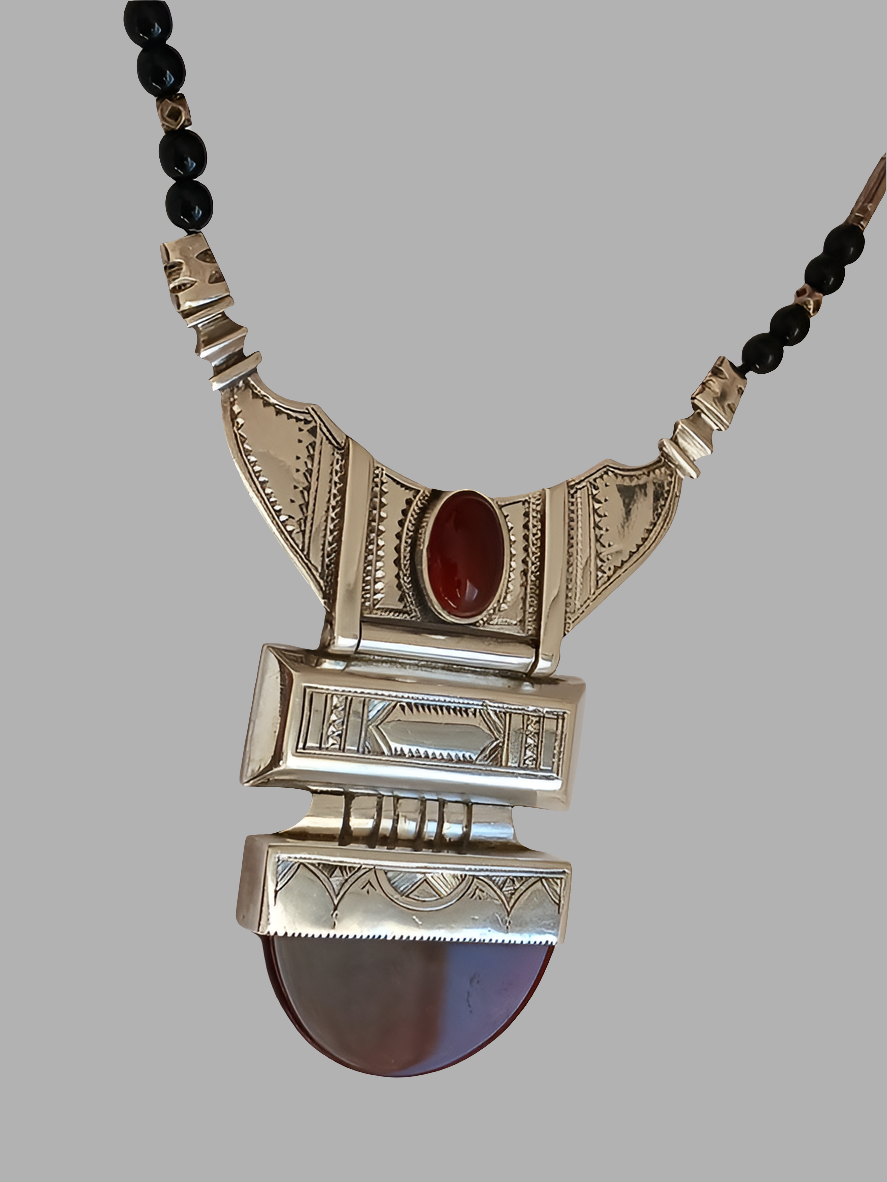 Tuareg necklace in silver and agate stone