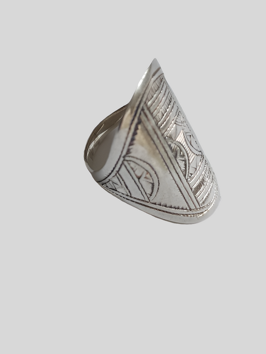 Bague touarègue en argent ciselé