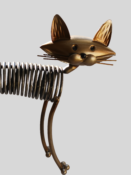 Chat en métal debout