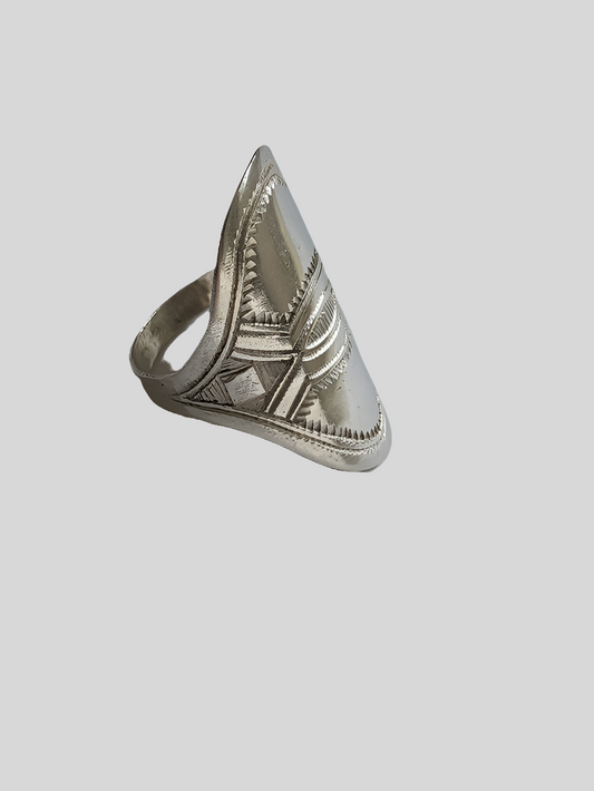 Bague touarègue en argent ciselé
