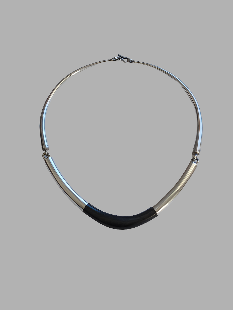 Collier touareg en argent ciselé et bois d'ébène