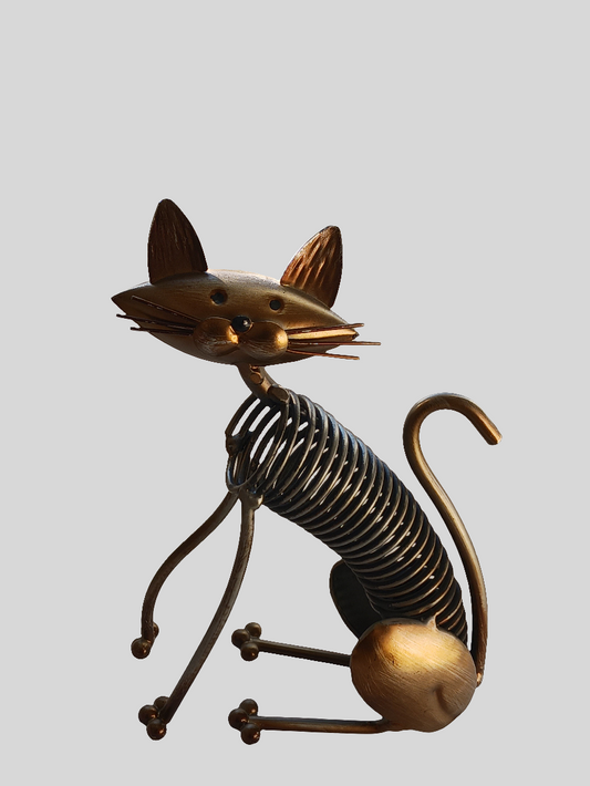 Chat en métal assis