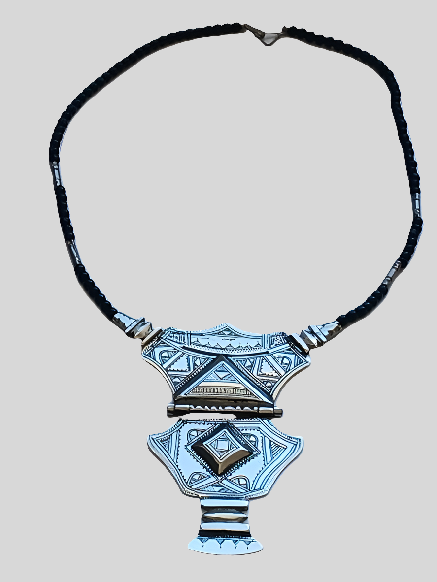 Collier touareg en métal finement ciselé