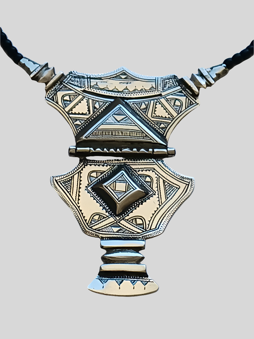 Collier touareg en métal finement ciselé