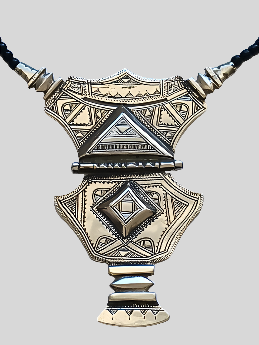 Collier touareg en métal finement ciselé