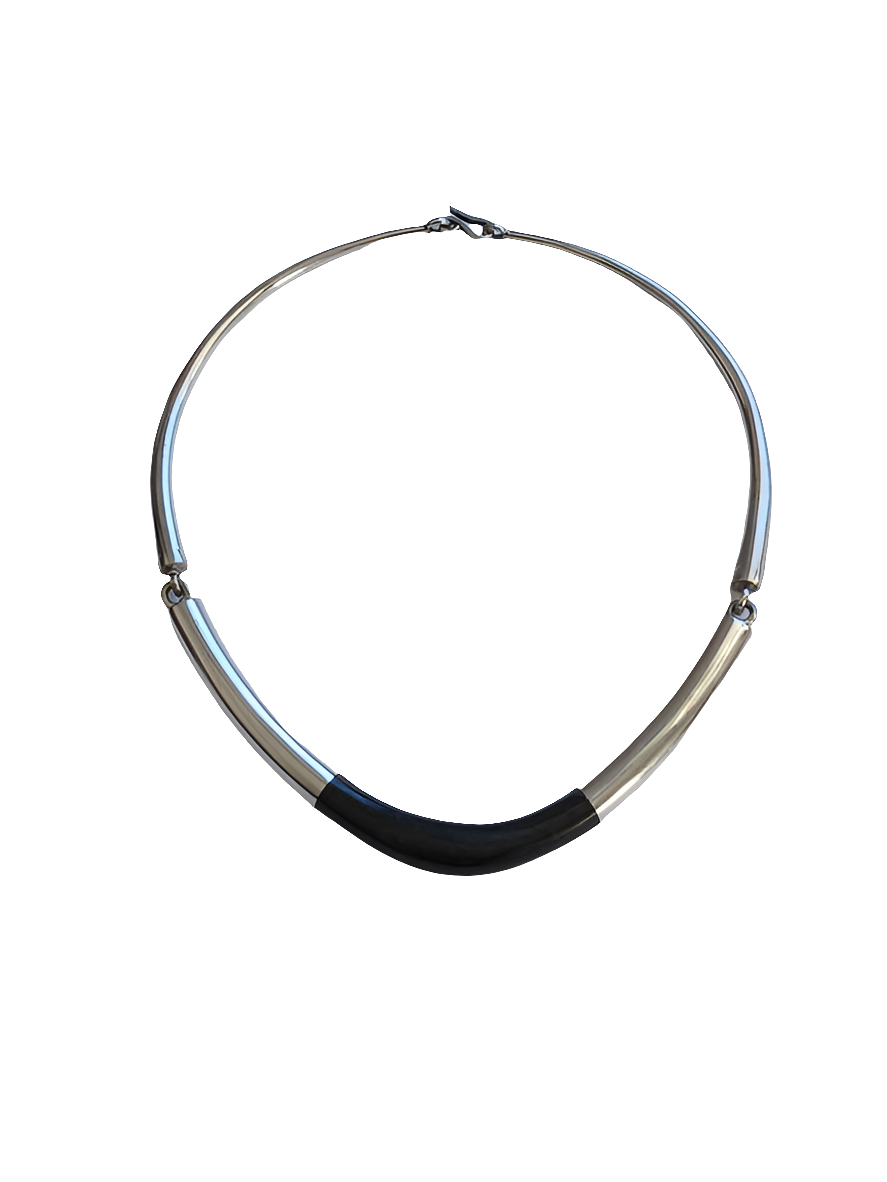 Collier touareg en argent ciselé et bois d'ébène