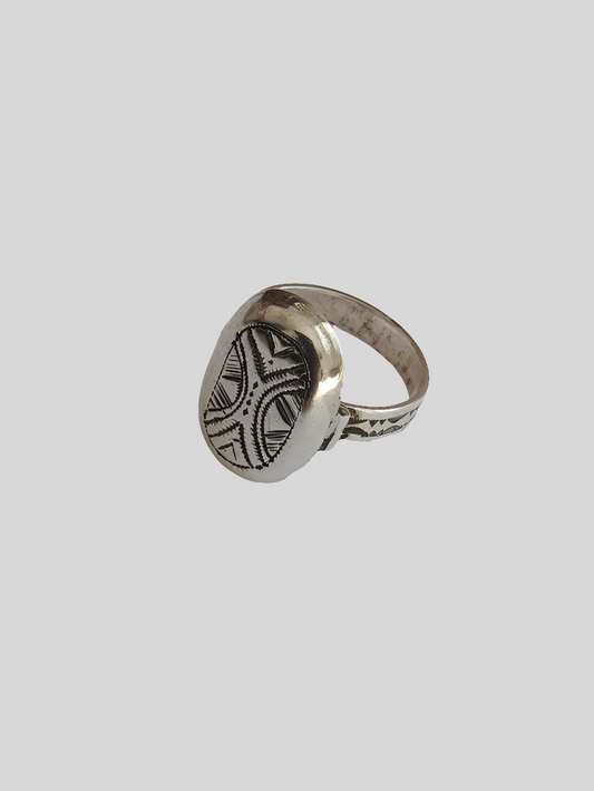 Bague touarègue en argent ciselé