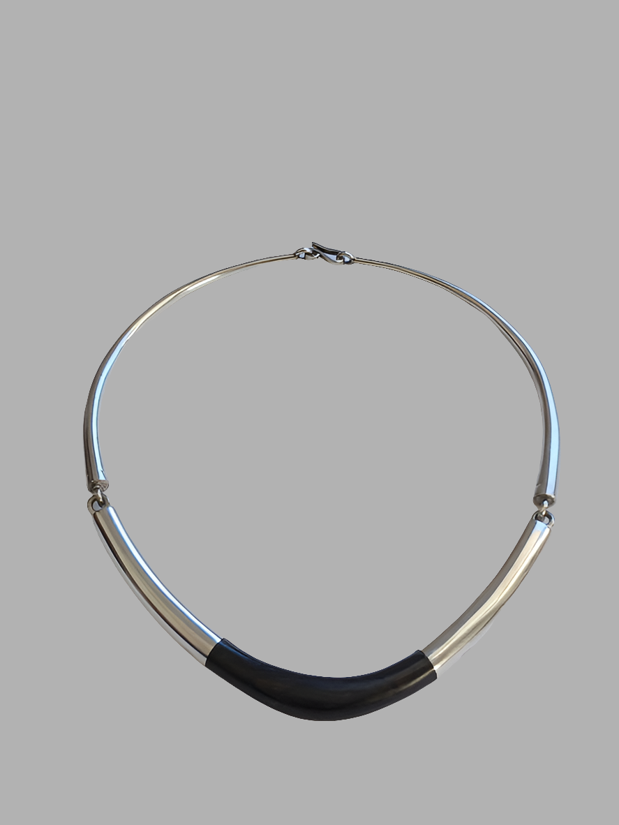 Collier touareg en argent ciselé et bois d'ébène
