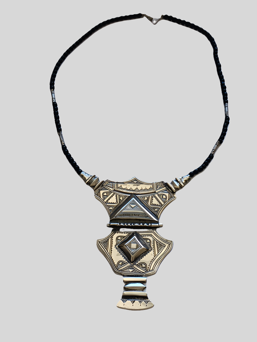 Collier touareg en métal finement ciselé