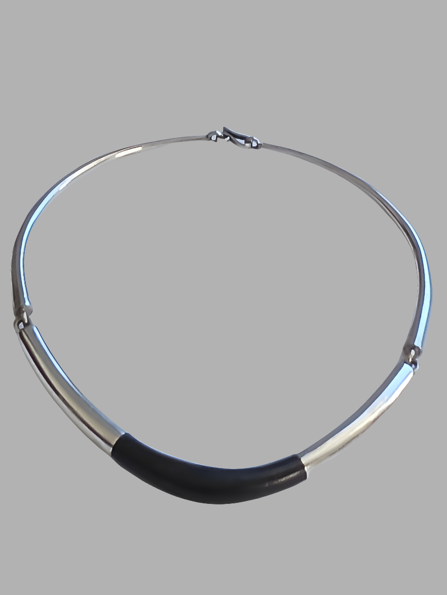 Collier touareg en argent ciselé et bois d'ébène