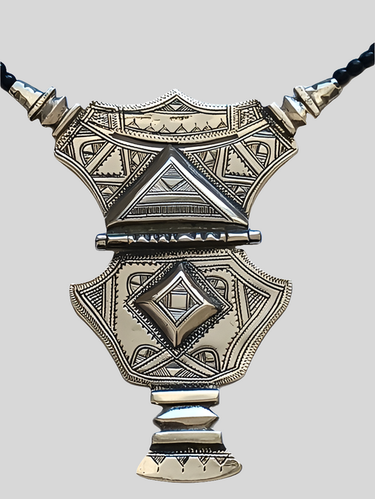 Collier touareg en métal finement ciselé