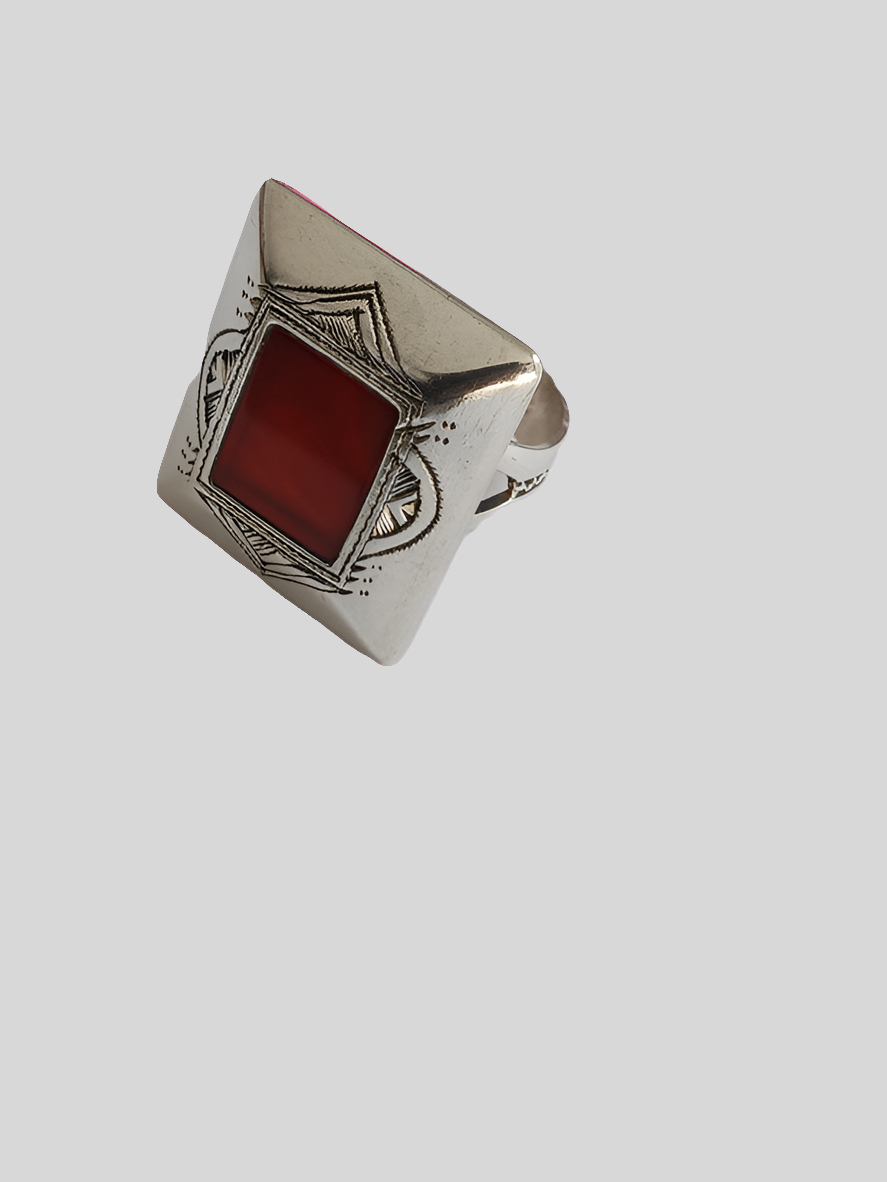 Bague touarègue en argent ciselé ornée d'une pierre agate