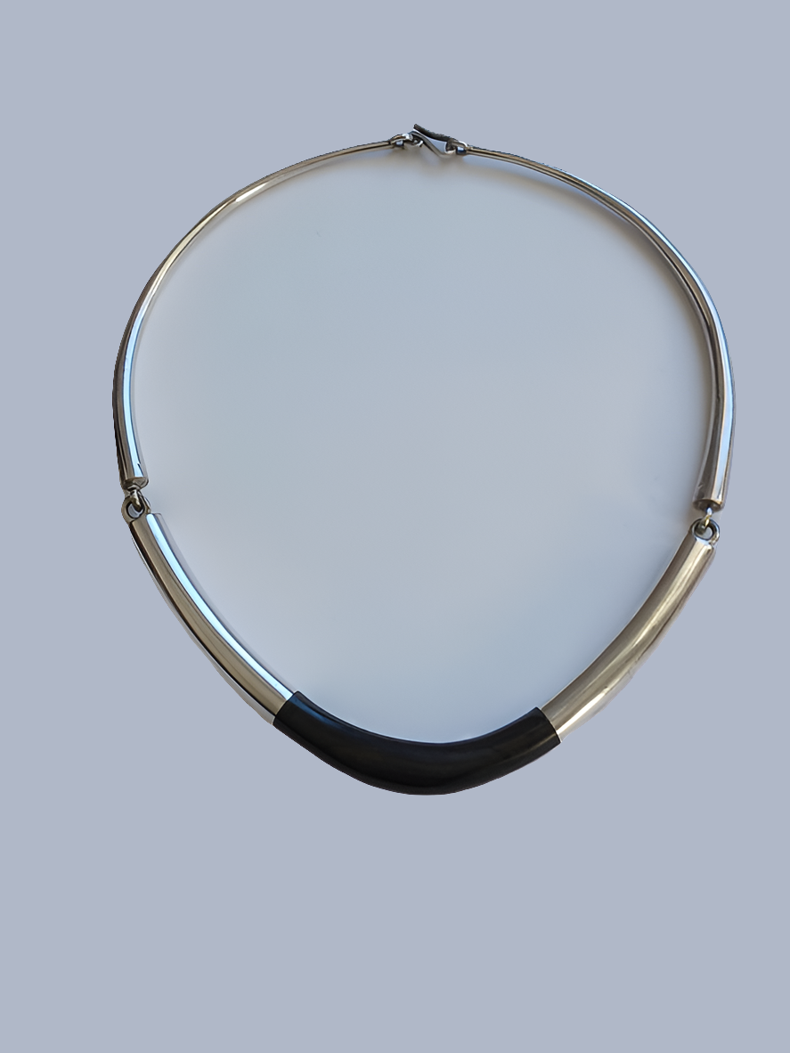 Collier touareg en argent ciselé et bois d'ébène