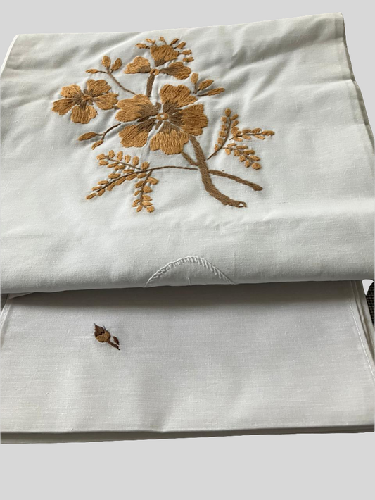 Nappe de table + 6 serviettes 100% coton brodée à la main