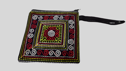 Pochette en tissu brodée