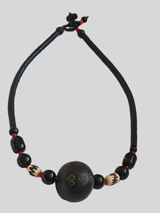 Collier en bois et perles