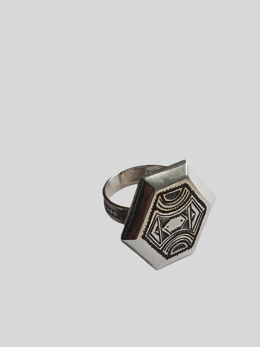 Bague touarègue en argent ciselé avec des motifs en bois d'ébène