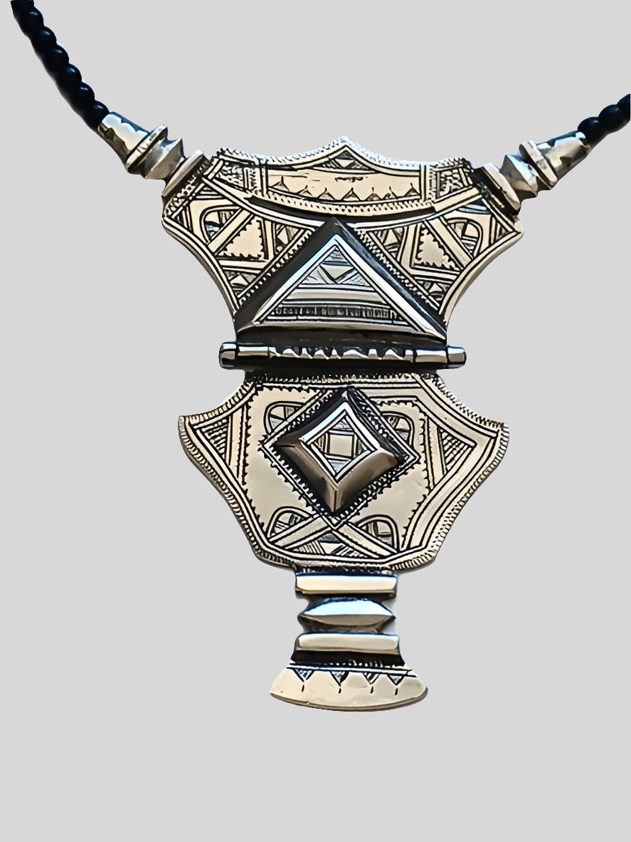 Collier touareg en métal finement ciselé