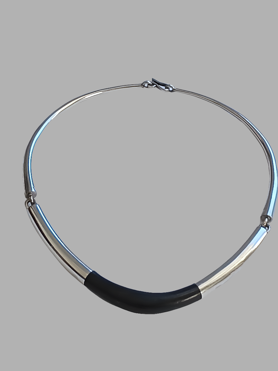 Collier touareg en argent ciselé et bois d'ébène