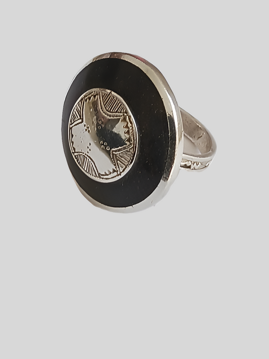 Bague touarègue en argent ciselé avec des motifs en bois d'ébène