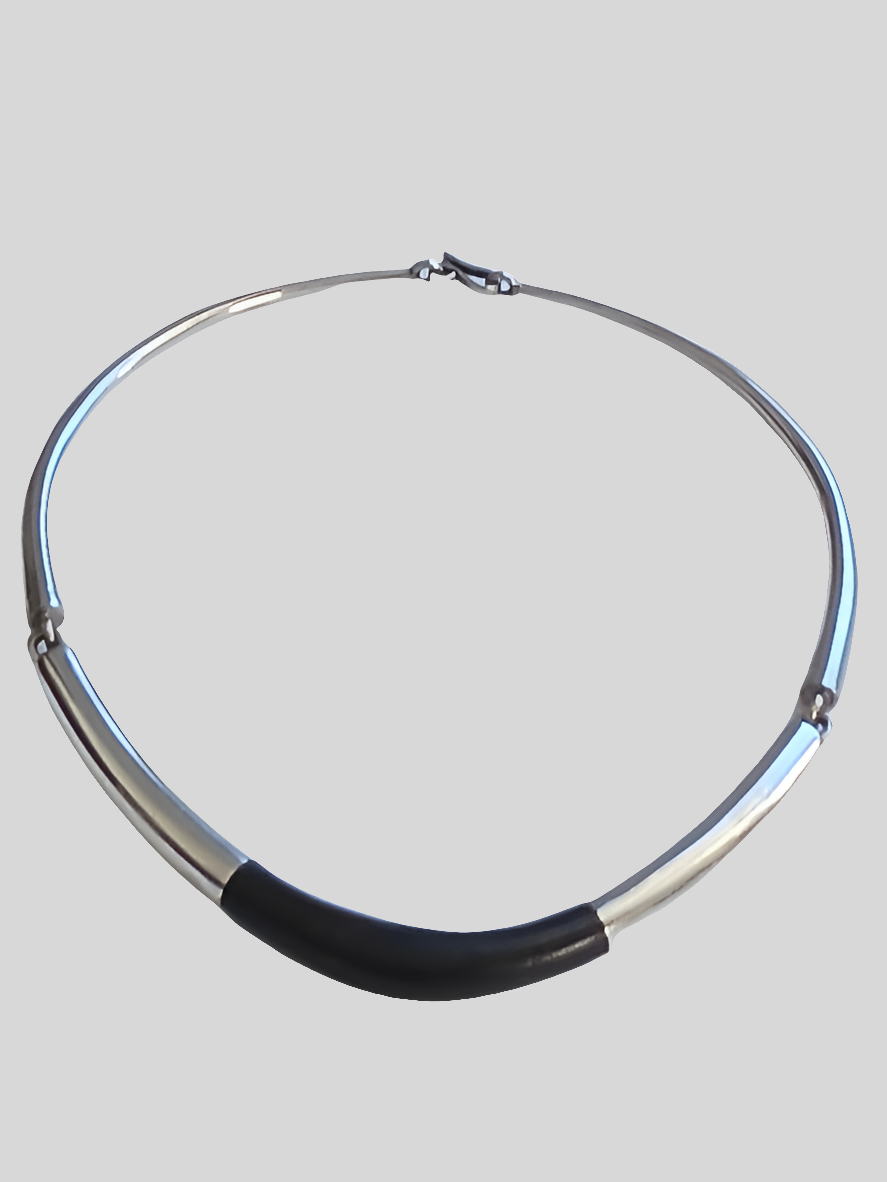 Collier touareg en argent ciselé et bois d'ébène