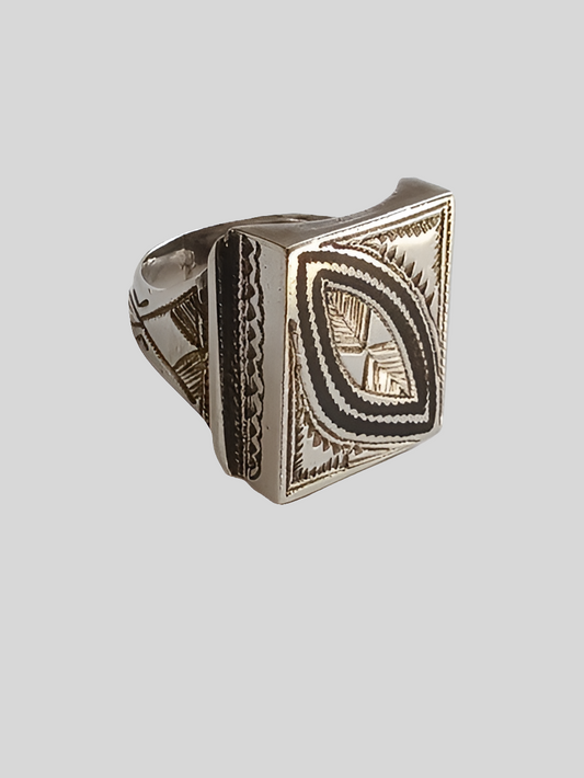Bague touarègue en argent ciselé avec des motifs en bois d'ébène