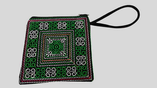 Pochette en tissu brodée