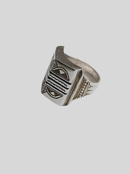 Bague touarègue en argent ciselé avec des motifs en bois d'ébène