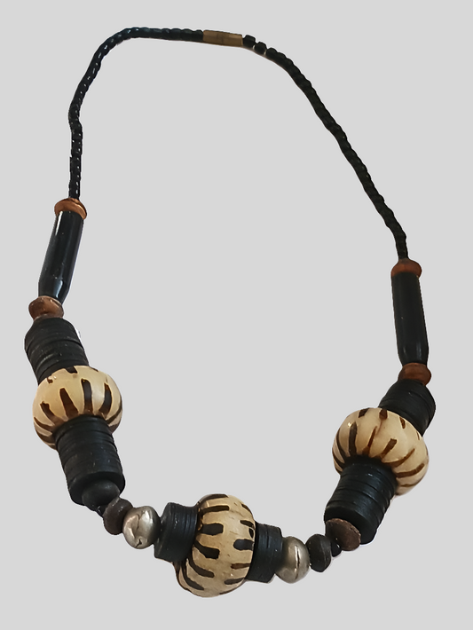 Collier en os et perles