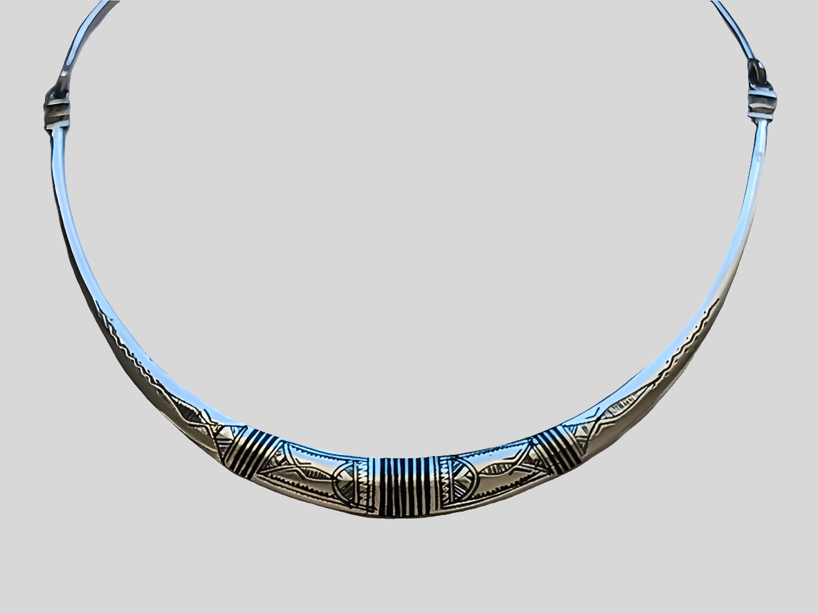 Tuareg necklace in chiseled metal