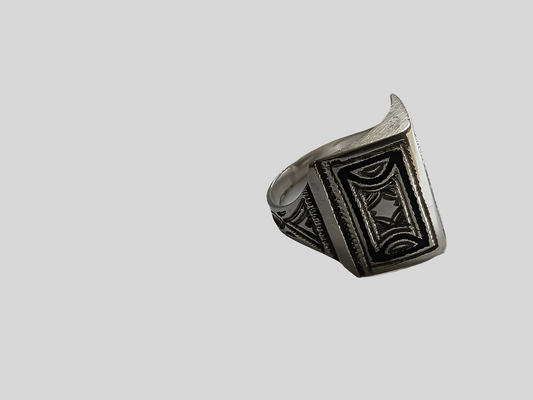 Bague touarègue en argent ciselé