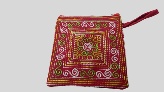 Pochette en tissu brodée